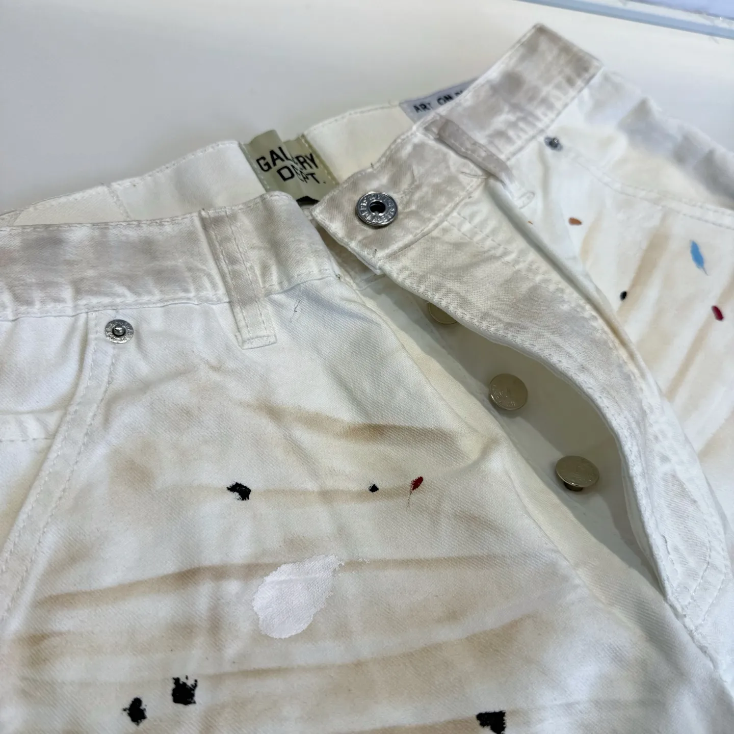 P250 model number: D457 GALLERY DEPT. ss25 new color graffiti hand-painted splicing printed letters bootcut jeans Size: 28, 30, 32, 34, 36 (S-XXL) Color: hand-painted white Size reference: pants length 100 102 104 106 106 waist 72 76 80 84 88 recommended weight S (about 110 pounds) M (about 120 pounds) L (about 140 pounds) XL (about 165 pounds) XXL (about 185 pounds)